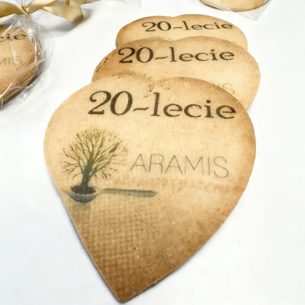 Ciasteczka z nadrukiem z logo firmy zapakowane w folię i wstążeczkę- Pracownia Cukiernicza Torty Złote Iwona Pasternak