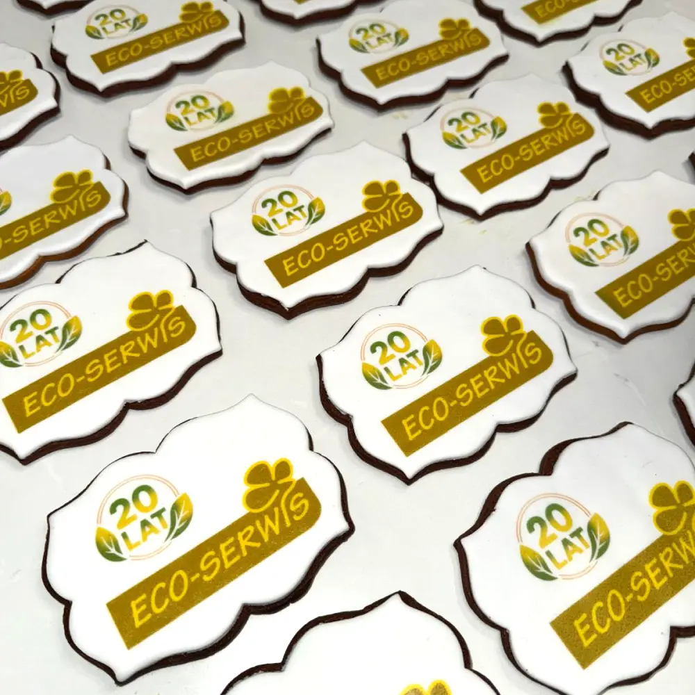 Ciasteczka z nadrukiem z logo firmy zapakowane w eleganckim pudełku z kartką z życzeniami- Pracownia Cukiernicza Torty Złote Iwona Pasternak