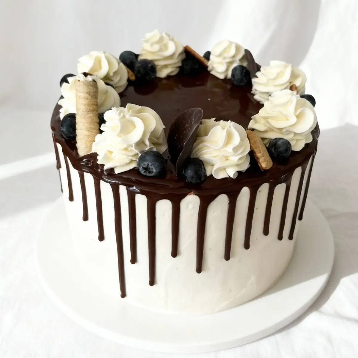 Tort urodzinowy ze ściekającą czekoladą i ciasteczkami – Pracownia Cukiernicza Torty Złote Iwona Pasternak