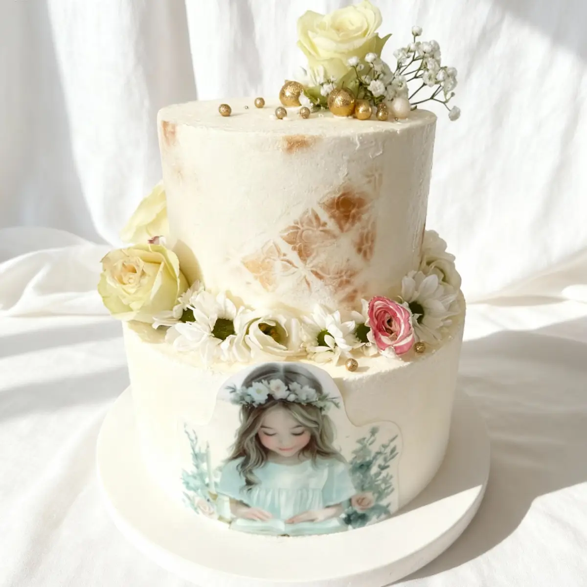 Tort komunijny z nadrukiem i kwiatami – Pracownia Cukiernicza Torty Złote Iwona Pasternak Karaś