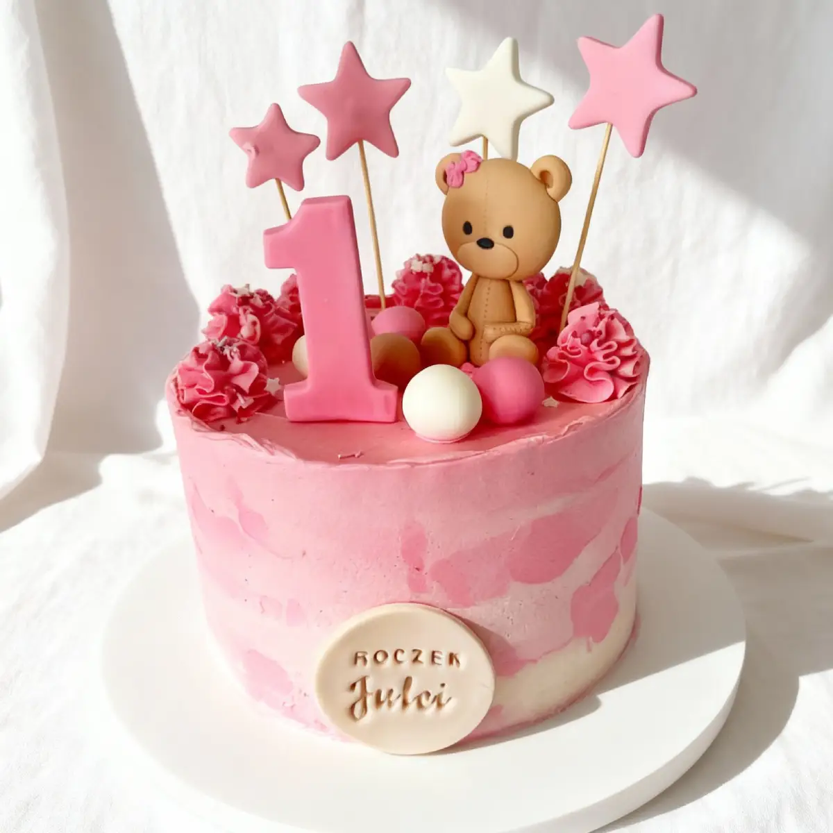 Różowy tort na roczek dla dziewczynki z ozdobnym misiem – Pracownia Cukiernicza Torty Złote Iwona Pasternak Karaś