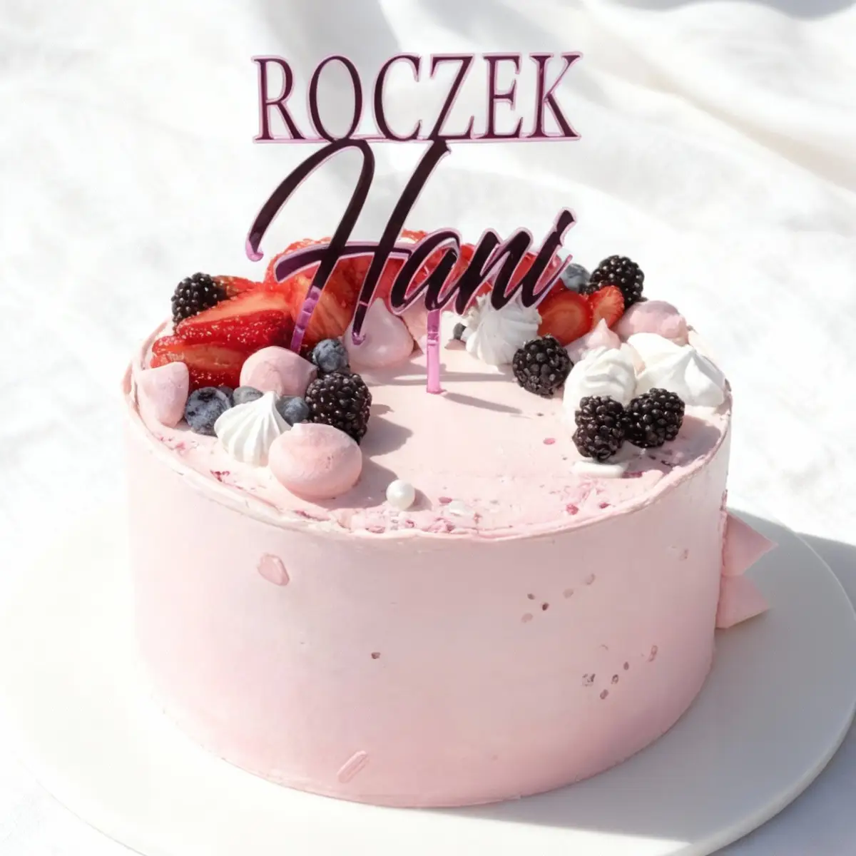 Różowy tort na roczek dla dziewczynki, ozdobiony świeżymi owocami – Pracownia Cukiernicza Torty Złote Iwona Pasternak Karaś