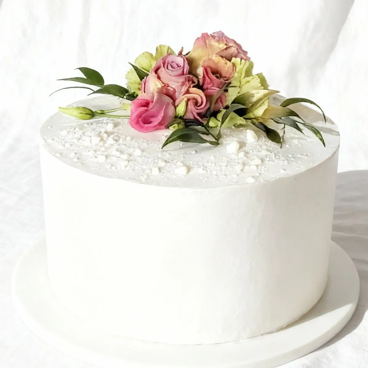 Tort na rocznicę z kwiatami i zielonymi liśćmi – Pracownia Cukiernicza Torty Złote Iwona Pasternak Karaś