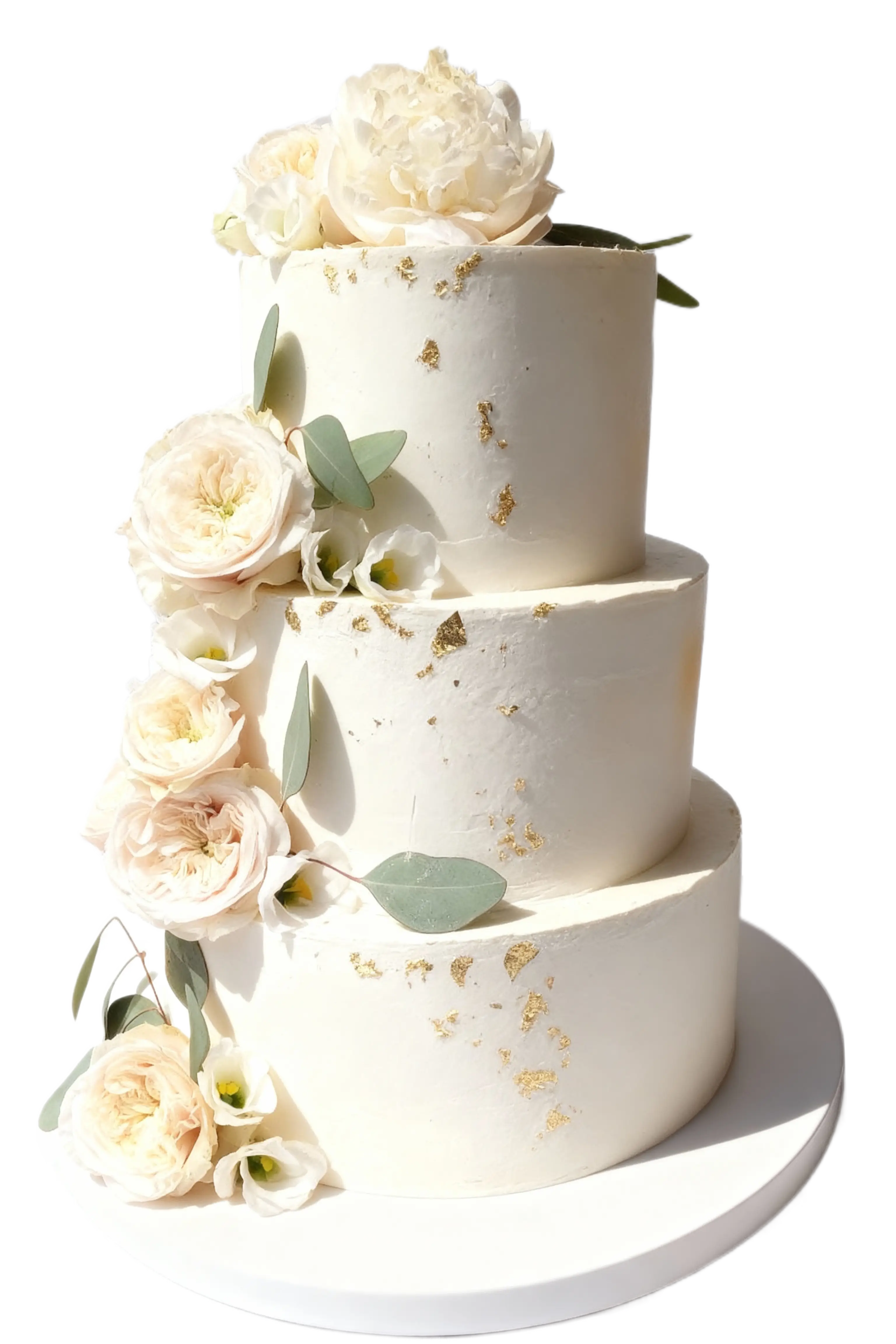 Tort ślubny z płatkami złota – Pracownia Torty Złote Gryfice Tort ślubny ze złotymi elementami i białymi kwiatami– Pracownia Torty Złote, Gryfice