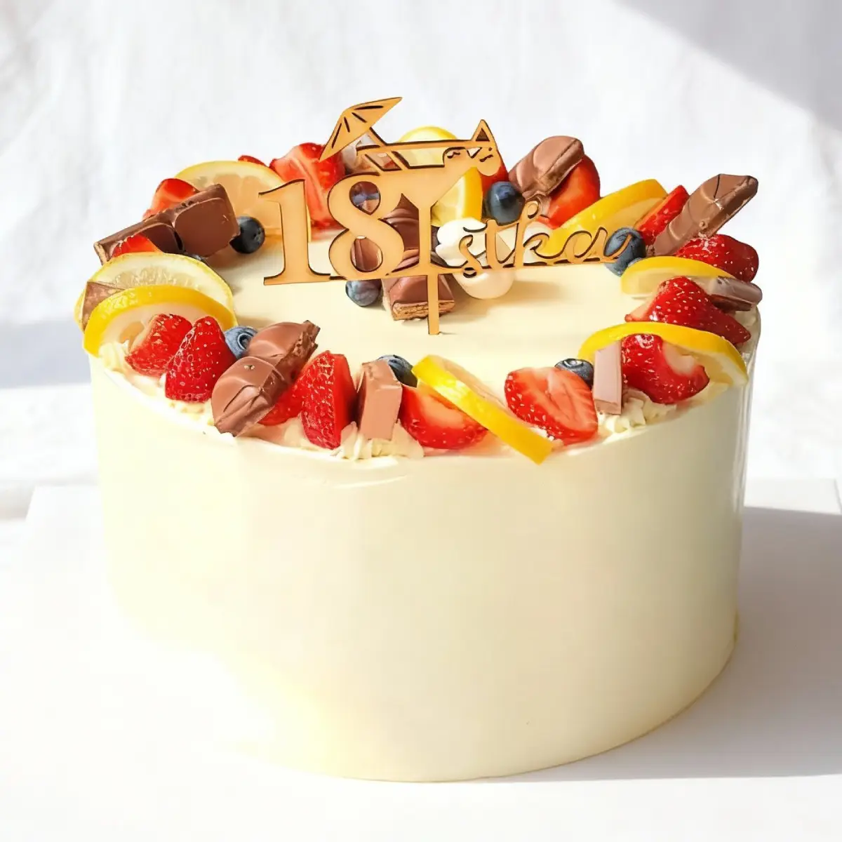 Tort urodzinowy na 18. urodziny z owocami i ciasteczkowym kremem – Pracownia Cukiernicza Torty Złote Iwona Pasternak Karaś