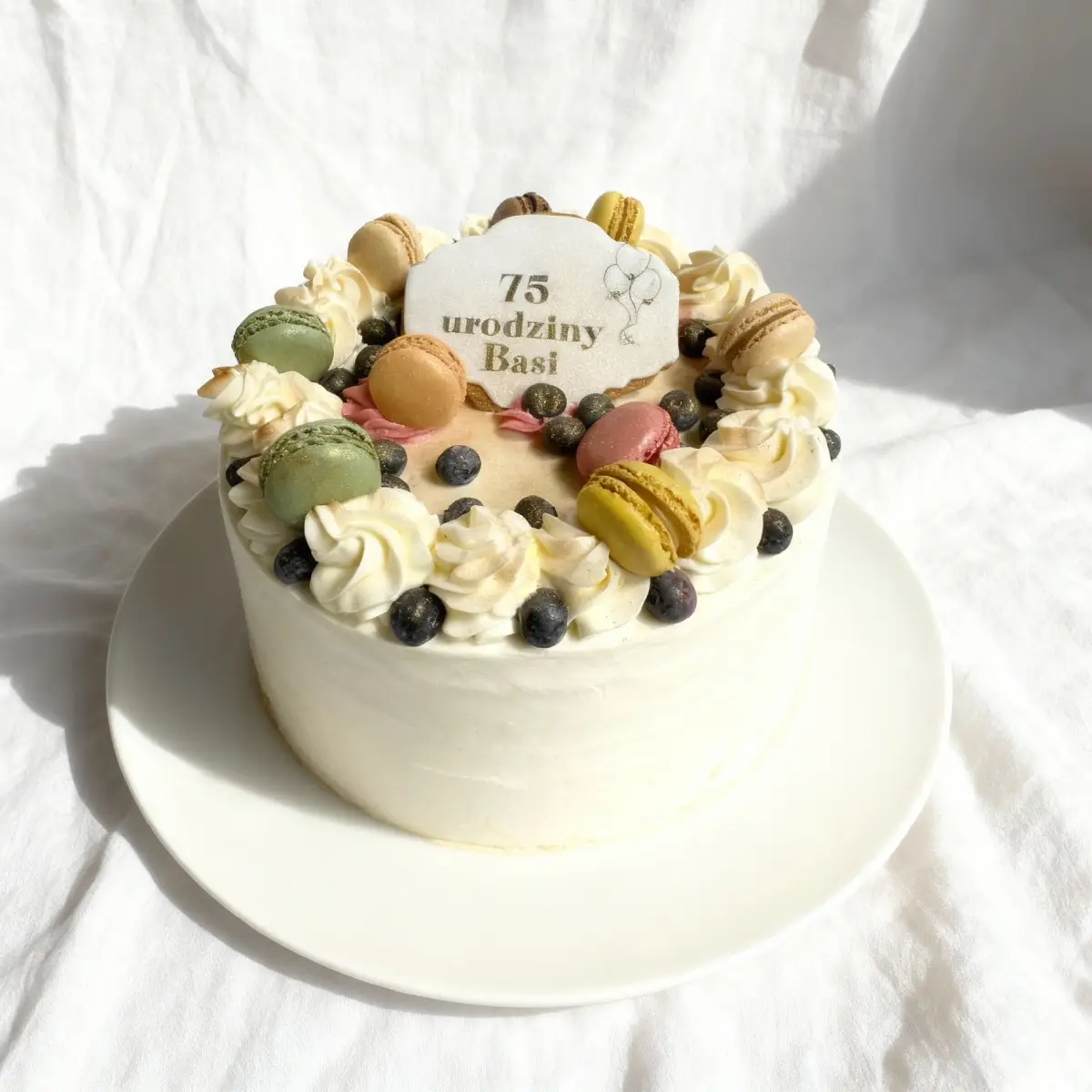 Tort urodzinowy z makaronikami – Pracownia Cukiernicza Torty Złote Iwona Pasternak