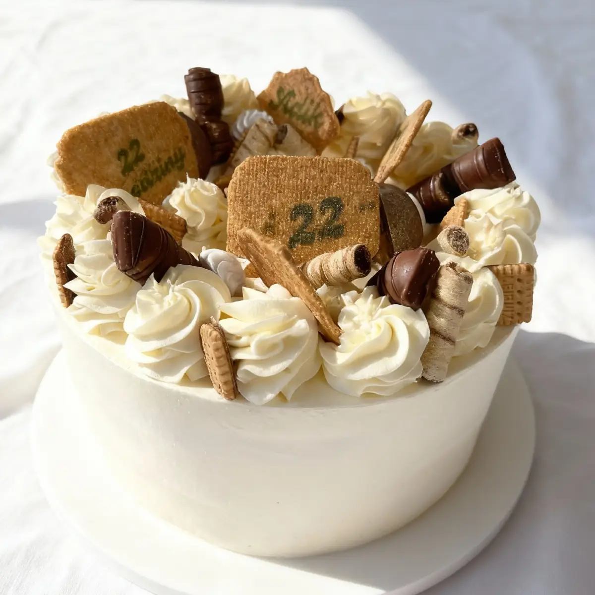 Tort urodzinowy z nadrukiem i ciasteczkowym wnętrzem – Pracownia Cukiernicza Torty Złote Iwona Pasternak Karaś