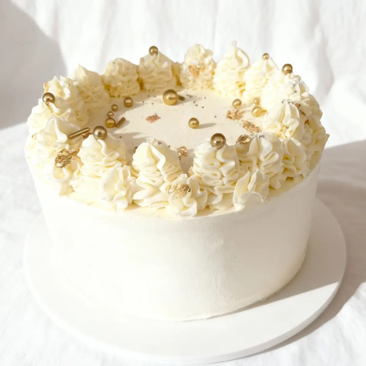 Tort urodzinowy ze złotymi akcentami – Pracownia Cukiernicza Torty Złote Iwona Pasternak Karaś