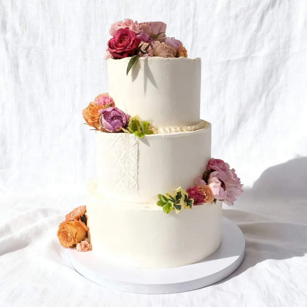 Tort weselny piętrowy z kolorowymi kwiatami - Torty Złote Gryfice Iwona Pasternak Karaś