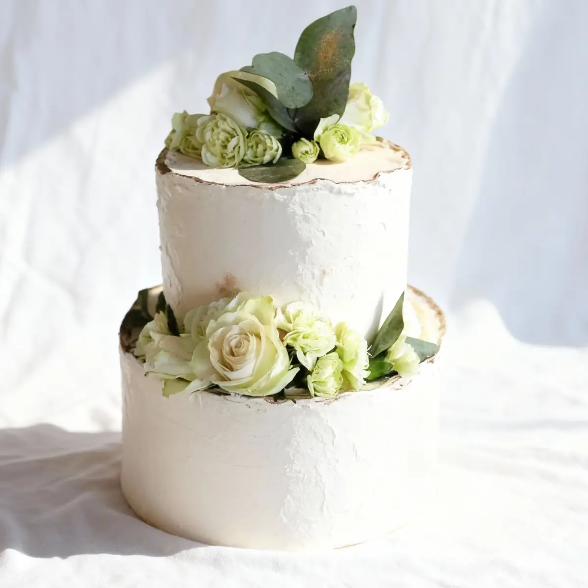 Tort weselny biały z białymi różami i zielonymi akcentami - Torty Złote Gryfice Iwona Pasternak Karaś