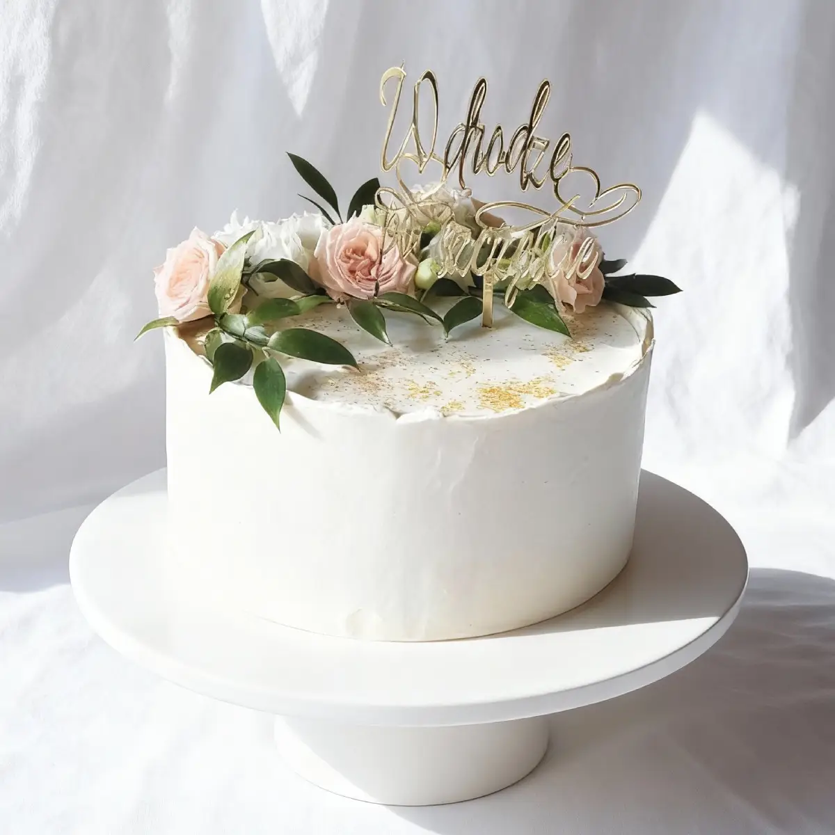 Tort weselny biały z różowymi rożami, zielonymi akcentami i złotym topperem - Torty Złote Gryfice Iwona Pasternak Karaś
