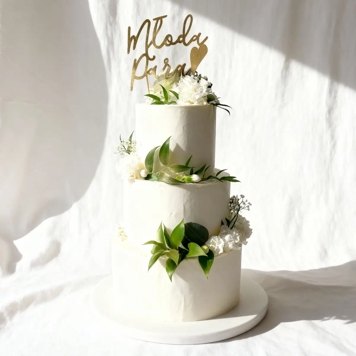 Tort weselny biały z zielonymi liściami, białymi kwiatami i topper - Torty Złote Gryfice Iwona Pasternak Karaś