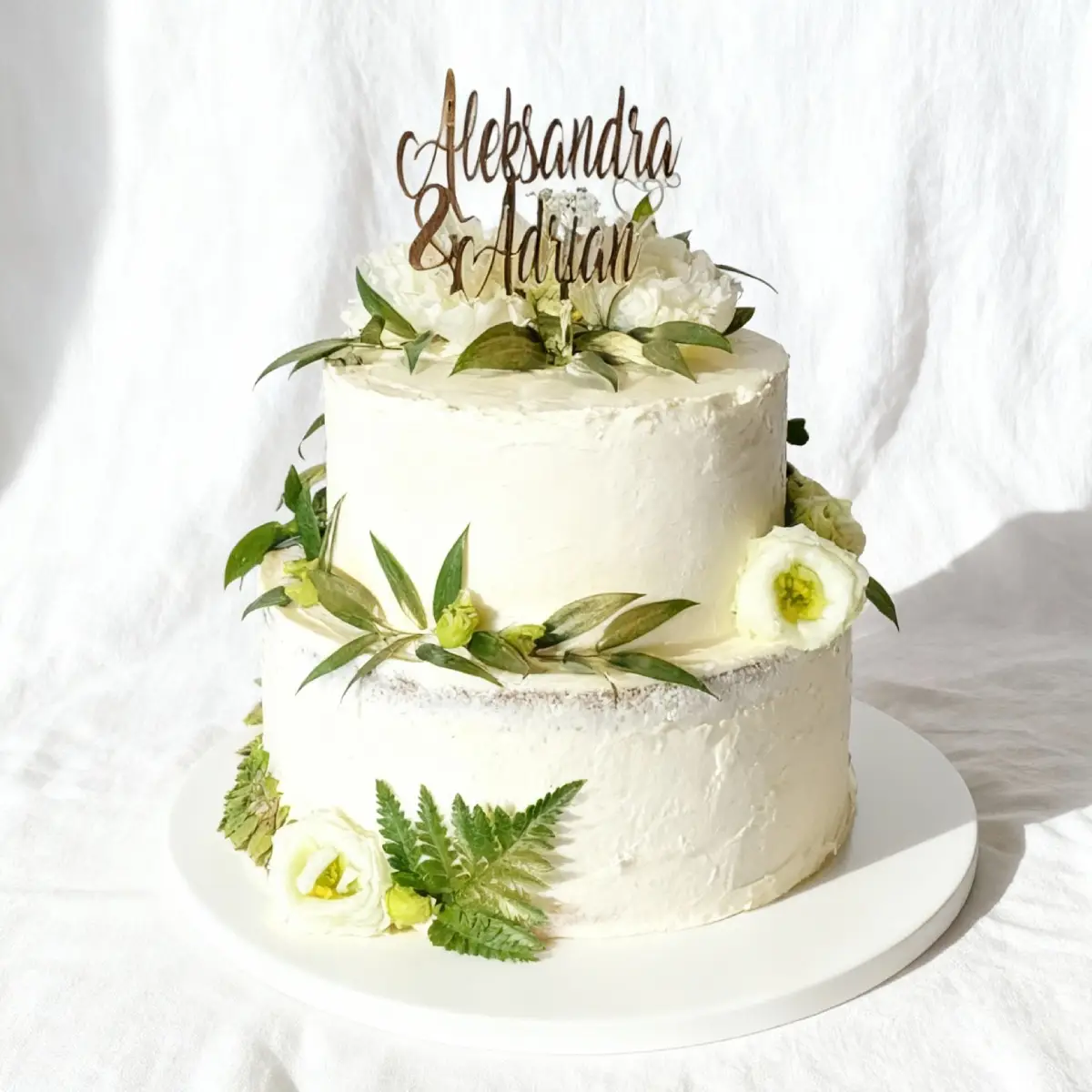Tort weselny biały z zielonymi liściami i białymi kwiatami, liściami paproci oraz imionami - Torty Złote Gryfice Iwona Pasternak Karaś