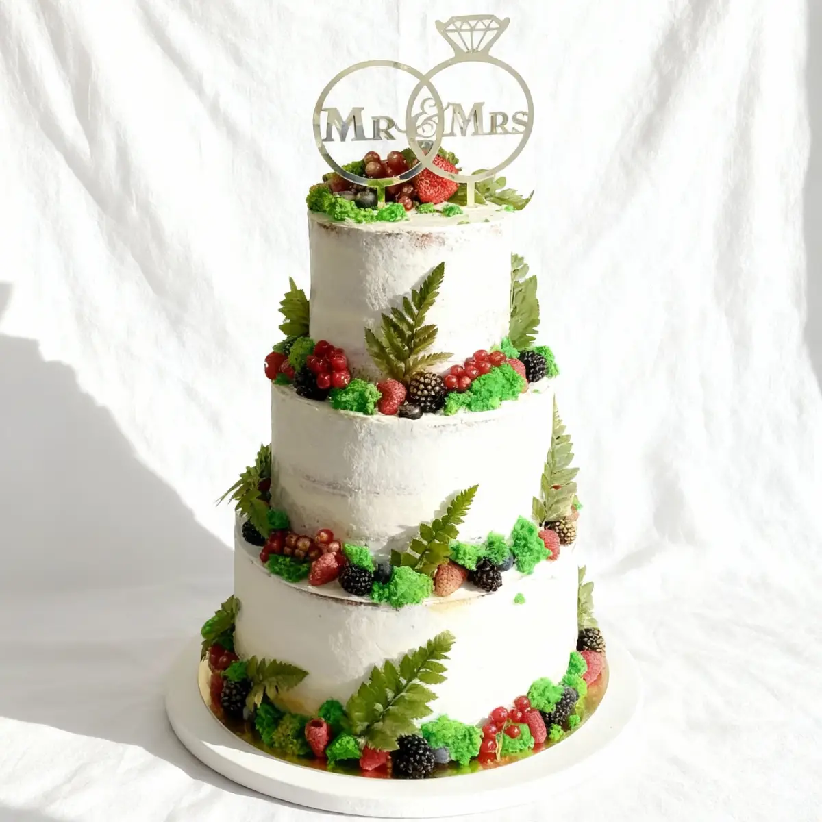 Tort weselny biały z owocami, zielonym mchem i liściami paproci - Torty Złote Gryfice Iwona Pasternak Karaś