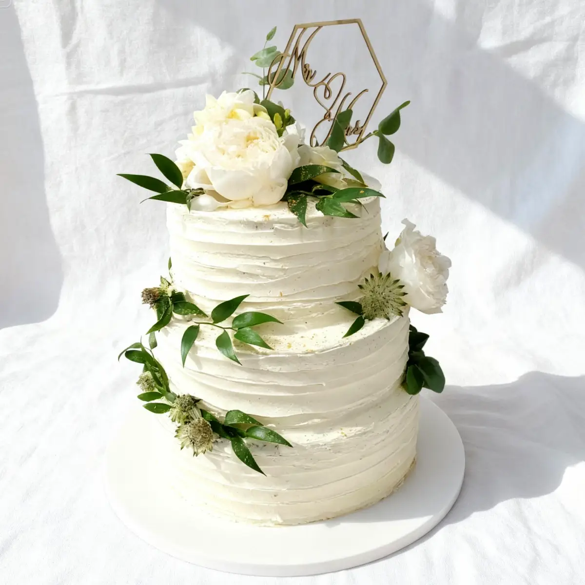 Tort weselny biały z białymi piwoniami i zielonymi kwiatami - Torty Złote Gryfice Iwona Pasternak Karaś