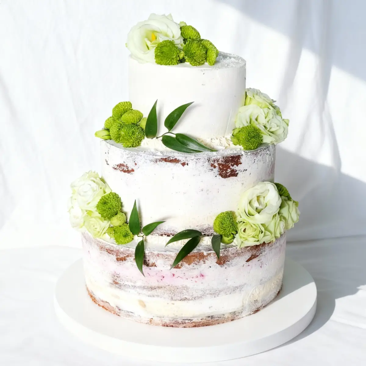 Tort weselny biały rustykalny z białymi kwiatami i zielonymi elementami - Torty Złote Gryfice Iwona Pasternak Karaś