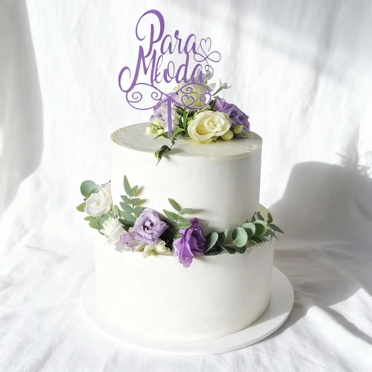 Tort weselny biały z białymi i fioletowymi kwiatami i zielonymi akcentami oraz topperem - Torty Złote Gryfice Iwona Pasternak Karaś