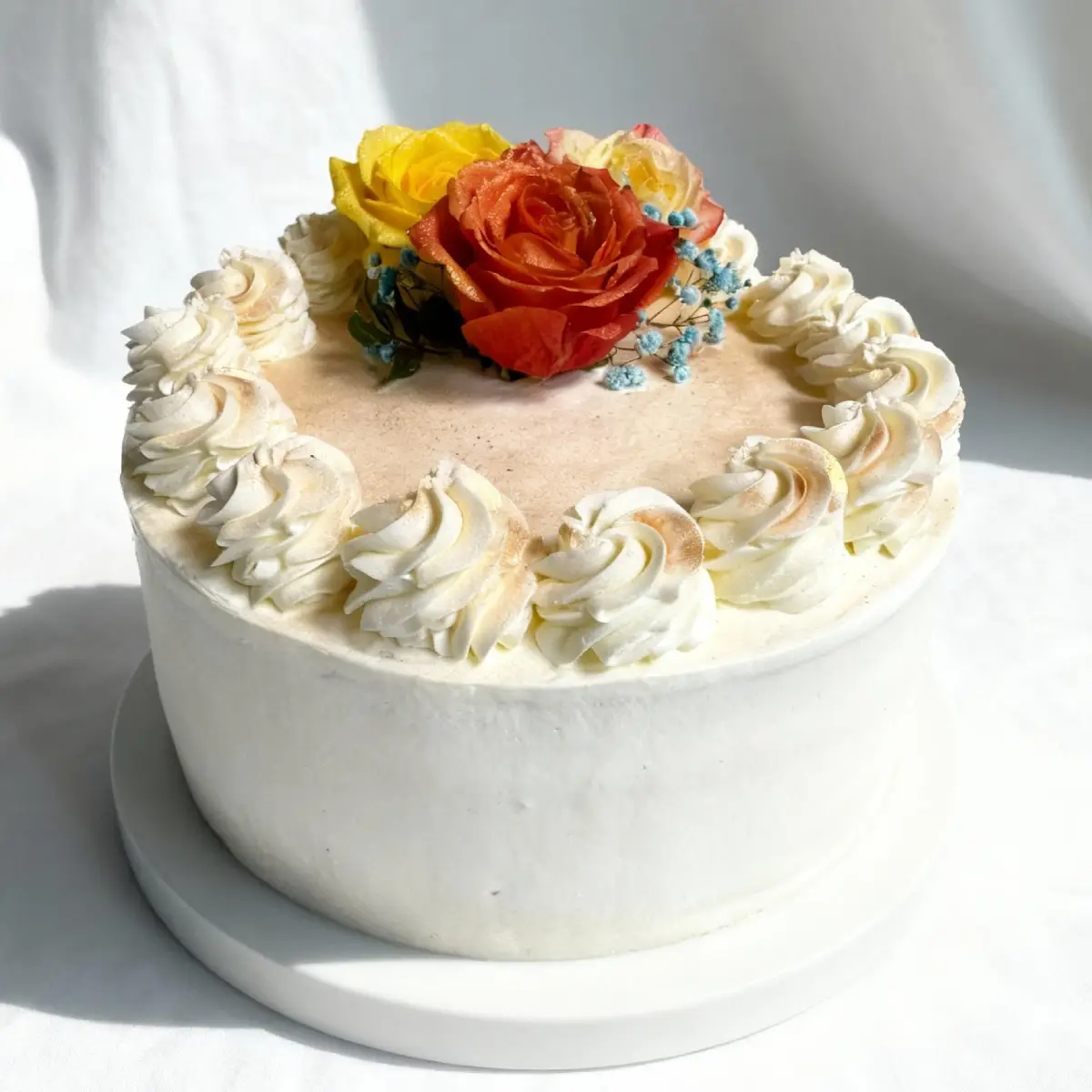 Tort z dekoracją kwiatową i bitą śmietaną – Pracownia Cukiernicza Torty Złote Iwona Pasternak Karaś